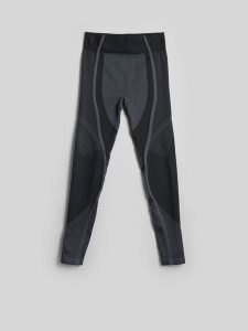 4F Legginsy treningowe bezszwowe damskie - czarne XS/S. Czarne legginsy 4f, bez wzorów, z materiału, z podwyższonym stanem. Za 149,99 zł.