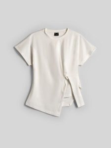 4F T-shirt slim z marszczeniem damski - biały S. Białe t-shirty 4f, m, bez wzorów, z dzianiny, bez kołnierzyka, bez ramiączek. Za 89,99 zł.