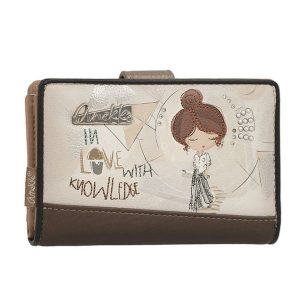 Portfel damski Anekke, z dekoracyjnym nadrukiem i metalowym logo zamykany na klapę wyposażony w przegrody na banknoty kieszeń na monety oraz liczne m. Brązowe portfele Anekke, bez wzorów. Za 179,00 zł.