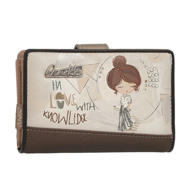 Portfel damski Anekke, z dekoracyjnym nadrukiem i metalowym logo zamykany na klapę wyposażony w przegrody na banknoty kieszeń na monety oraz liczne m. Brązowe portfele Anekke, bez wzorów. Za 179,00 zł.