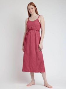 Admas Sukienka w kolorze czerwonym rozmiar: M. Czerwone sukienki Admas, m, bez wzorów, z bawełny, bez kołnierzyka, bez ramiączek, midi. Za 86,99 zł.