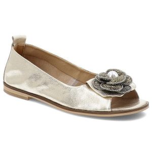 Złote Sandały Armodo Eleganckie Obuwie Damskie. Żółte sandały Armodo, z aplikacjami, z otwartym noskiem, bez obcasa, na płaskiej podeszwie, bez zapięcia. Za 350,90 zł.