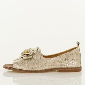 Złote n11 skórzane Polskie sandały damskie z zakrytą piętą Deoni D487A. Żółte sandały Deoni, z aplikacjami, z jeansu, bez obcasa, na płaskiej podeszwie, bez zapięcia. Za 449,00 zł.