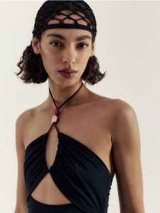 Ażurowa czapka - czarny. Czarne czapki Reserved, w ażurowe wzory. W wyprzedaży za 29,99 zł.