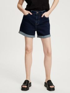 Cross Jeans Szorty dżinsowe w kolorze granatowym rozmiar: W27. Niebieskie szorty Cross Jeans, z aplikacjami, z bawełny, klasyczne, z podwyższonym stanem. Za 96,60 zł.