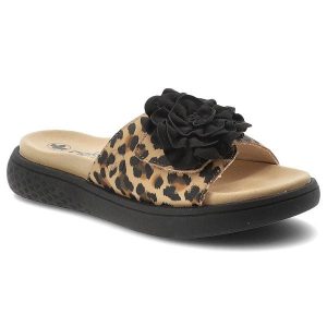 Klapki damskie Rieker, cholewka ze skóry ekologicznej wzór animal print wsuwane na płaskiej podeszwie, beżowe, V1562-60. Brązowe klapki Rieker, bez wzorów, ze skóry ekologicznej, bez obcasa, na płaskiej podeszwie. Za 319,00 zł.