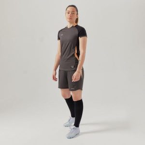 Koszulka do piłki nożnej damska Kipsta prosty krój. Białe bluzki KIPSTA, s, bez wzorów, z materiału, sportowe, bez kołnierzyka, bez ramiączek. W wyprzedaży za 59,99 zł.
