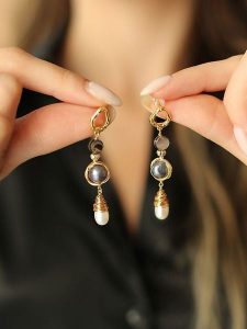 Pierres delicates Pozłacane kolczyki-wkrętki z perłami i masą perłową rozmiar: onesize. Białe kolczyki Pierres delicates, z perłą, pozłacane. Za 69,99 zł.