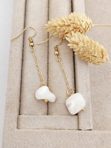 Luja Bijoux Pozłacane kolczyki z masą perłową rozmiar: onesize. Białe kolczyki Luja Bijoux, z perłą, pozłacane. Za 61,17 zł.