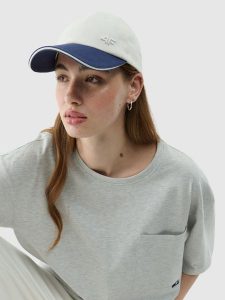 4F Czapka z daszkiem snapback uniseks - biała S/M. Białe czapki 4f, bez wzorów, z bawełny, klasyczne. W wyprzedaży za 29,99 zł.