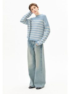 Armedangels Sweter ''Merinaa'' w kolorze błękitnym rozmiar: S. Niebieskie swetry oversize ARMEDANGELS, s, bez wzorów, z bawełny, bez ramiączek. Za 249,95 zł.