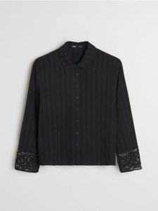 Bawełniana teksturowana koszula z koronkowym mankietem - czarny. Czarne koszule Sinsay, l, bez wzorów, z bawełny, bez kołnierzyka, bez ramiączek. Za 49,99 zł.