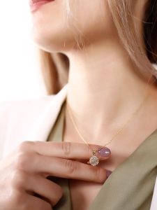 Atelier MIU Pozłacany naszyjnik z zawieszką - dł. 45 cm rozmiar: onesize. Żółte naszyjniki Atelier MIU, z cyrkonią, pozłacane. Za 53,17 zł.