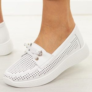 Białe ażurowe skórzane półbuty damskie T.Sokolski 638. Białe półbuty Sokolski, na jesień, w ażurowe wzory, z jeansu, z okrągłym noskiem, bez obcasa, na płaskiej podeszwie, bez zapięcia. Za 219,00 zł.