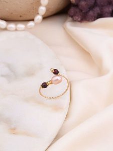 Pierres de Jade Pozłacany pierścionek z perłą i agatami rozmiar: onesize. Brązowe pierścionki Pierres de Jade, z agatem, pozłacane. Za 30,99 zł.