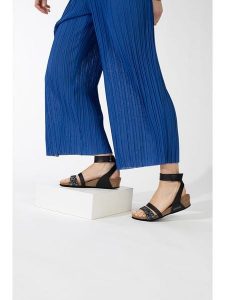 BACKSUN Sandały "Camiri" w kolorze czarnym rozmiar: 37. Czarne sandały Backsun, bez wzorów, z materiału, z otwartym noskiem, bez obcasa, na platformie, bez zapięcia. Za 173,99 zł.