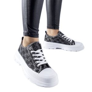 Czarne trampki zdobione monogramem Antonella. Czarne trampki z aplikacjami, bez zapięcia. Za 73,01 zł.
