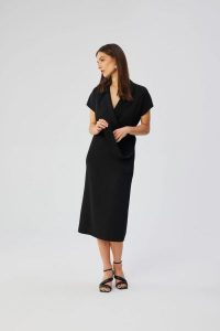 Elegancka sukienka z kołnierzem czarna. Czarne sukienki Stylove, do pracy, xl, bez wzorów, z elastanu, biznesowe, bez kołnierzyka, bez ramiączek, midi, dopasowane. Za 349,00 zł.