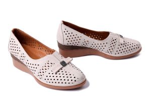 ARTIKER RELAKS 56C0647 beżowy, czółenka damskie. Brązowe czółenka Artiker Relaks, w ażurowe wzory, z gumy, bez obcasa, na koturnie, bez zapięcia. Za 174,93 zł.