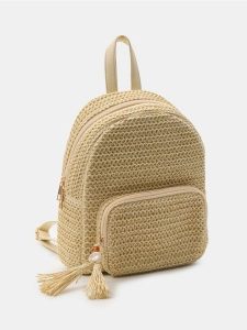 Plecak z plecionki z dekoracyjną zawieszką - kremowy. Białe plecaki Sinsay. Za 59,99 zł.