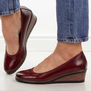 Czerwone czółenka damskie na koturnie Vinceza 58628. Czerwone czółenka VINCEZA, bez wzorów, z jeansu, z okrągłym noskiem, bez obcasa, na koturnie, bez zapięcia. W wyprzedaży za 148,72 zł.