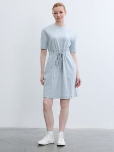 BGN Sukienka w kolorze błękitnym rozmiar: 40. Niebieskie sukienki BGN, bez wzorów, bez kołnierzyka, bez ramiączek, midi. Za 121,99 zł.