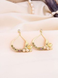 Pierres de Jade Pozłacane kolczyki-wkrętki z perłami i kamieniami szlachetnymi rozmiar: onesize. Białe kolczyki Pierres de Jade, z cyrkonią, pozłacane. Za 39,99 zł.