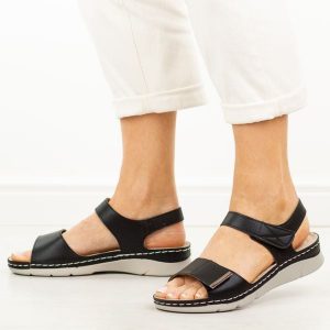 Czarne sandały damskie Potocki 90372. Czarne sandały POTOCKI, bez wzorów, z jeansu, bez obcasa, na płaskiej podeszwie, bez zapięcia. Za 139,00 zł.