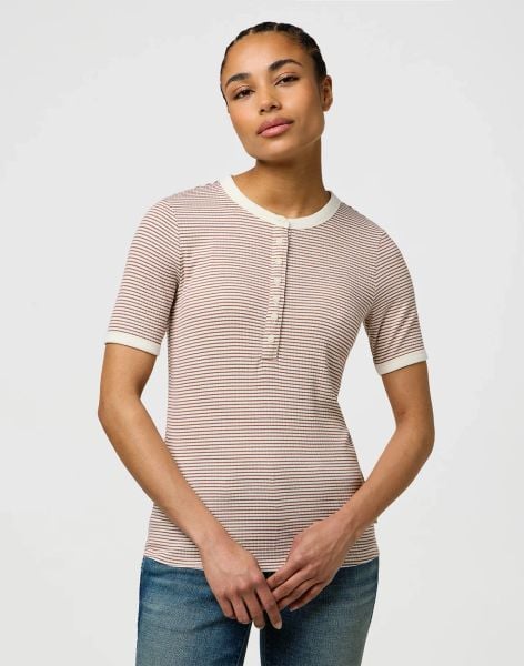 DAMSKA KOSZULKA WRANGLER FEMME KNIT HENLEY COGNAC 112370741. Brązowe bluzki Wrangler, l, bez wzorów, bez kołnierzyka, bez ramiączek. Za 89,99 zł.