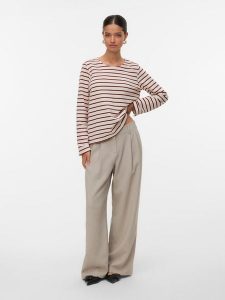 Vero Moda Koszulka w kolorze czerwono-białym rozmiar: XS. Czerwone bluzki Vero Moda, xs, bez wzorów, bez kołnierzyka, bez ramiączek. Za 108,99 zł.