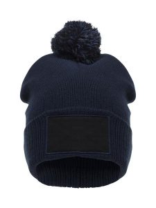 Clique dziergana czapka Bryan Patch z dwukolorowym pomponem – Dark Navy. Niebieskie czapki CLIQUE, z aplikacjami, z bawełny, klasyczne. Za 94,35 zł.