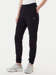 Nike Spodnie dresowe Chill Terry FN2434 Czarny Regular Fit. Czarne spodnie dresowe Nike, s, bez wzorów, z dresówki. Za 279,99 zł.