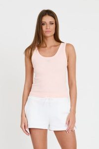 GUESS Różowy damski top Triangle Bling Rib Tank, Rozmiar S. Czerwone topy Guess, s, z aplikacjami, bez kołnierzyka, bez ramiączek. W wyprzedaży za 128,99 zł.