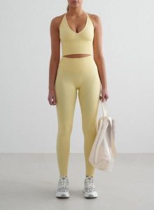 Damskie legginsy invisible scrunch, squat proof Shape Seamless żółte. Żółte legginsy AIM'N, bez wzorów, z dzianiny, z podwyższonym stanem. Za 296,00 zł.