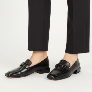 Półbuty damskie S.Barski, cholewka skóra naturalna licowa wsuwany fason metalowa ozdoba z przodu niski stabilny obcas zaokrąglono kwadratowy nosek kl. Czarne czółenka S.BARSKI, z aplikacjami, ze skóry, bez obcasa, na obcasie, bez zapięcia. Za 389,00 zł.