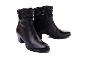 CAPRICE 25347-29 black soft, botki damskie. Czarne botki Caprice, na zimę, bez wzorów, z polaru, bez obcasa, na obcasie, bez zapięcia. Za 449,90 zł.