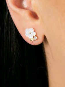 Lodie Silver Srebrne kolczyki-wkrętki z cyrkoniami rozmiar: onesize. Szare kolczyki Lodie Silver, z cyrkonią, srebrne. Za 110,95 zł.