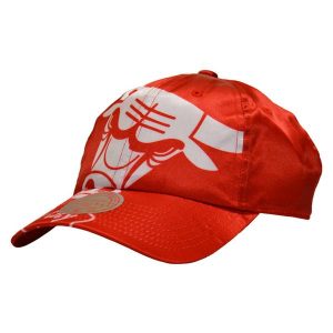 Czapka z daszkiem Mitchell & Ness NBA Chicago Bulls - HLUX1095-CBUYYPPPRED1. Czerwone czapki MITCHELL & NESS, bez wzorów, sportowe. Za 89,00 zł.