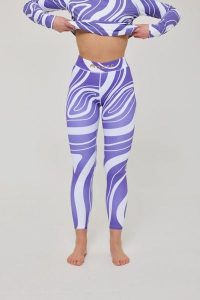 Legginsy termoaktywne – fioletowy wir, damskie. Fioletowe legginsy OOSC, bez wzorów, z materiału. Za 269,99 zł.