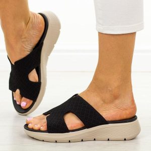 Czarne klapki damskie Vinceza 97300. Czarne klapki VINCEZA, bez wzorów, z tkaniny, bez obcasa. W wyprzedaży za 125,10 zł.