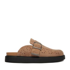 Klapki Guess Jeans. Brązowe klapki Guess Jeans, z aplikacjami, z jeansu, bez obcasa. Za 279,99 zł.