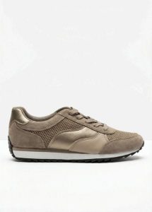 Sneakersy z siateczkową wstawką. Brązowe buty sportowe bonprix, bez wzorów, bez zapięcia. Za 37,99 zł.