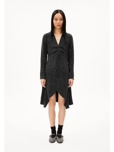 Armedangels Sukienka "Tinraa" w kolorze czarnym rozmiar: S. Czarne sukienki ARMEDANGELS, s, bez wzorów, z lyocellu, bez kołnierzyka, bez ramiączek, maxi. Za 249,17 zł.