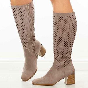 Beżowe zamszowe kozaki damskie na obcasie Vinceza 58635. Brązowe kozaki VINCEZA, na jesień, w ażurowe wzory, z zamszu, bez obcasa, na obcasie, bez zapięcia. Za 239,00 zł.