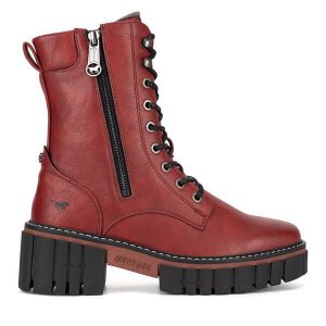 Trzewiki Mustang. Czerwone botki Mustang, bez wzorów, bez obcasa, na słupku, bez zapięcia. Za 299,99 zł.