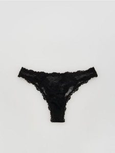 Koronkowe majtki typu stringi - czarny. Czarne stringi Reserved, bez wzorów, z koronki. Za 29,99 zł.