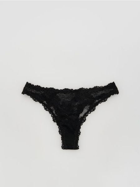 Koronkowe majtki typu stringi - czarny. Czarne stringi Reserved, bez wzorów, z koronki. Za 29,99 zł.