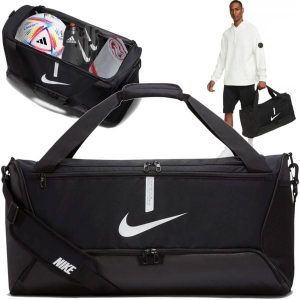 Torba sportowa Nike Academy Team na siłownię basen z wentylowaną kieszenią 60L. Czarne torby podróżne i sportowe Nike, bez wzorów, na ramię. Za 153,47 zł.