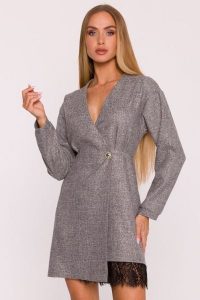 Elegancka sukienka tweedowa trapezowa kopertowa szara. Szare sukienki MOE, do pracy, uniwersalny, bez wzorów, z dzianiny, biznesowe, bez kołnierzyka, bez ramiączek, mini, dopasowane. Za 379,00 zł.