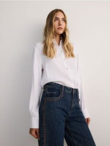 Koszula z wiskozy - złamana biel. Koszule Reserved, l, bez wzorów, z wiskozy, bez kołnierzyka, bez ramiączek. W wyprzedaży za 69,99 zł.